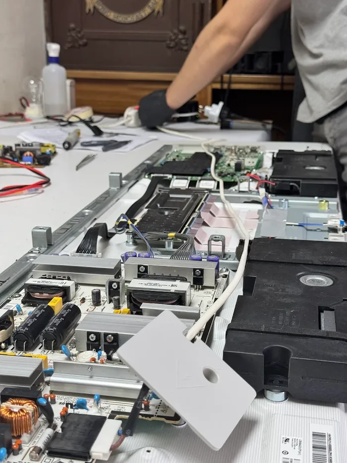 Fuente de poder y backlight de un Smart TV en reparación
